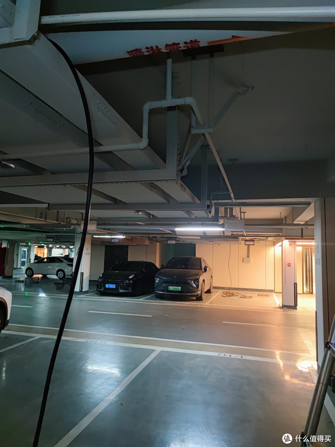 新小区真好，一个下午能装俩。放着现成电表箱不用，国网有钱任性？