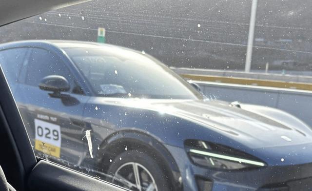 小米首款纯电SUV YU7曝光,智能化配置对标特斯拉Model Y