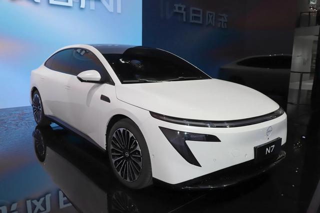 日产N7纯电轿车亮相：六色车身+智能科技，东风日产新能源旗舰来袭